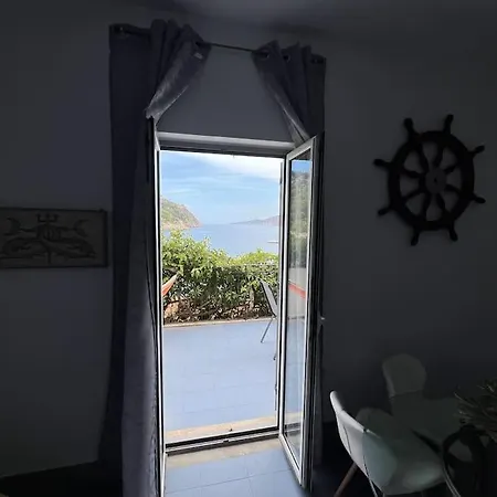 בית נופש La Casa Sulle Rocce House On The Rocks אסוס